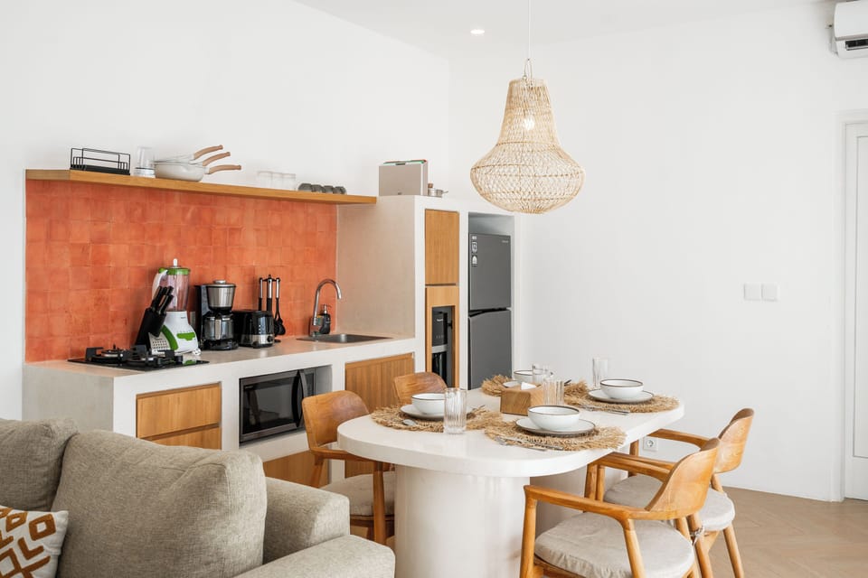 Deluxe Villa | Private kitchen | Fridge, cookware/dishes/utensils, cleaning supplies