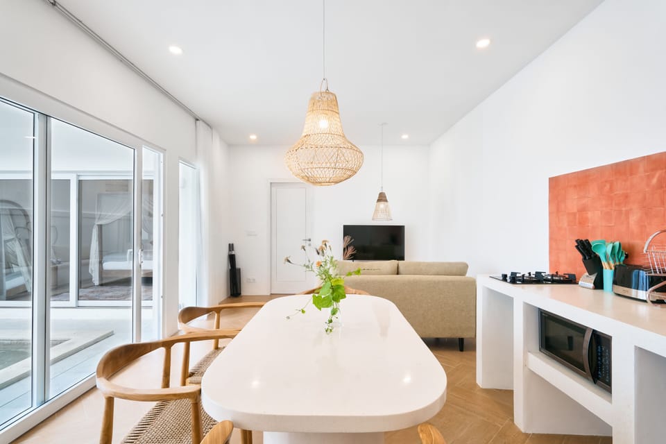 Deluxe Villa | Private kitchen | Fridge, cookware/dishes/utensils, cleaning supplies