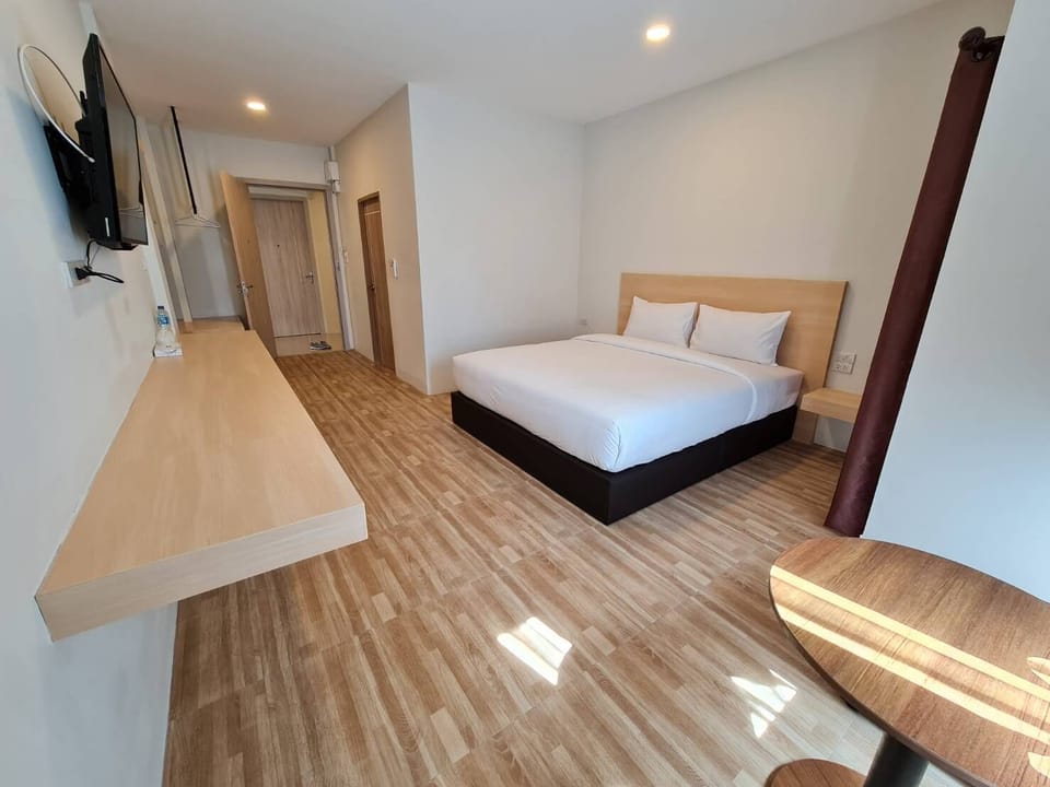 Deluxe Room, Hill View | Desk, free WiFi