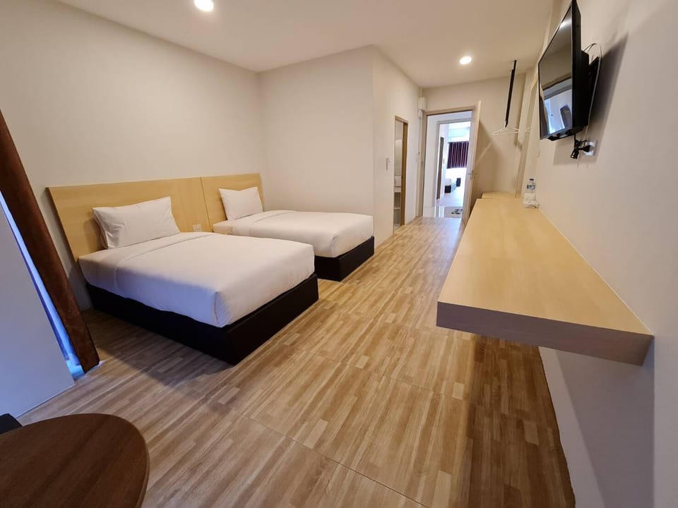 Twin Room, City View | Desk, free WiFi