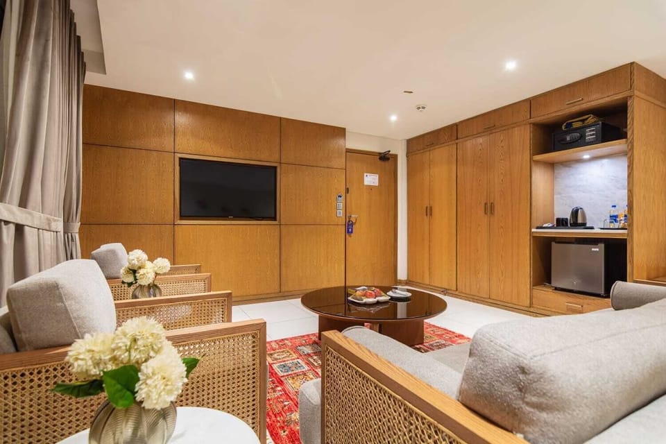 Executive Suite | Desk, iron/ironing board, WiFi (free)