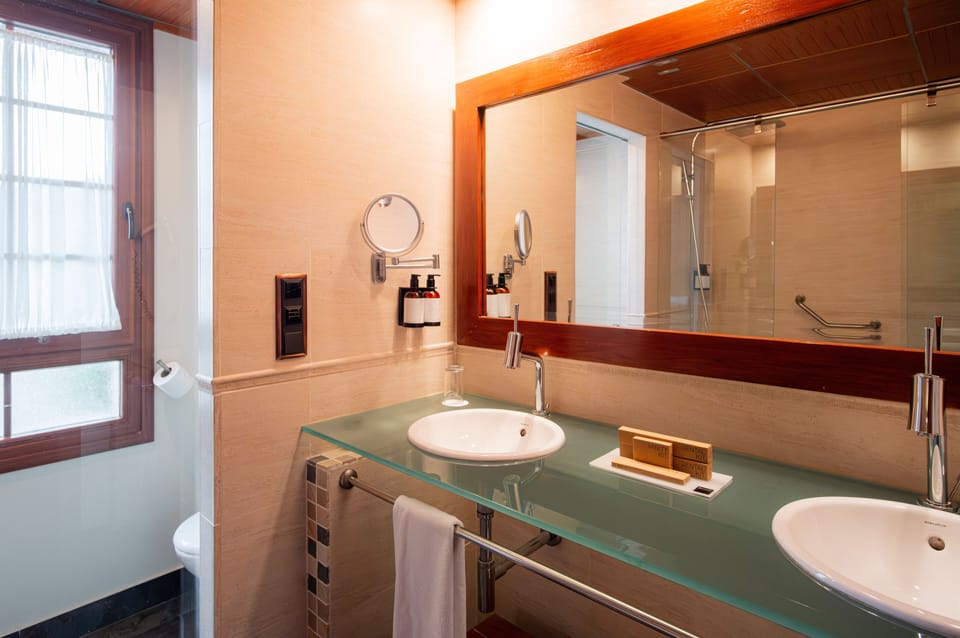 Combined shower/tub, free toiletries, hair dryer, bathrobes