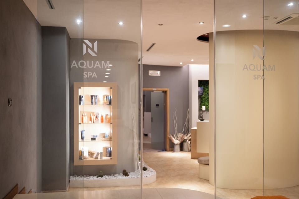 Couples treatment rooms, sauna, hot tub, aromatherapy