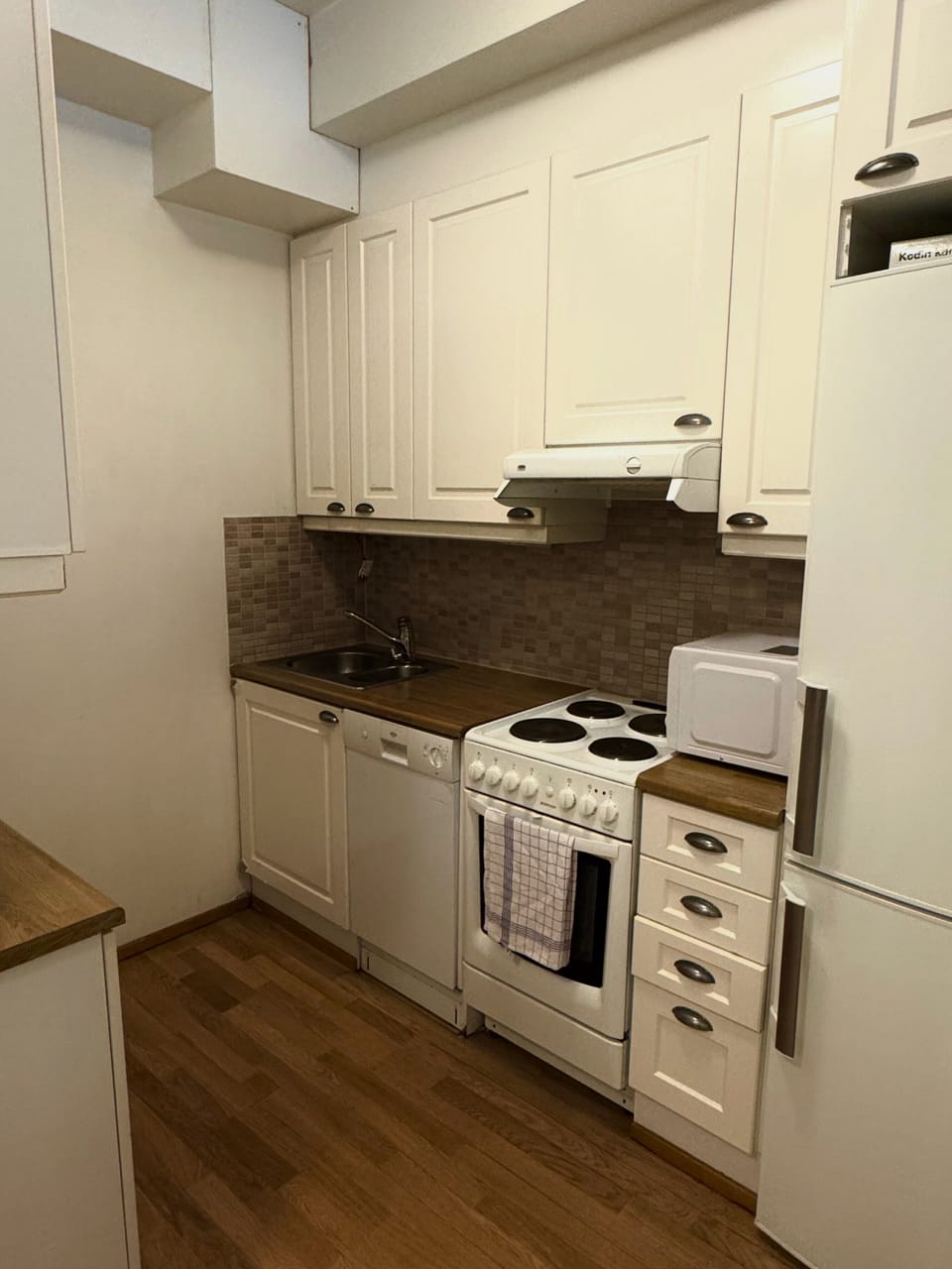 Basic Apartment | Private kitchen | Fridge, microwave, oven, stovetop