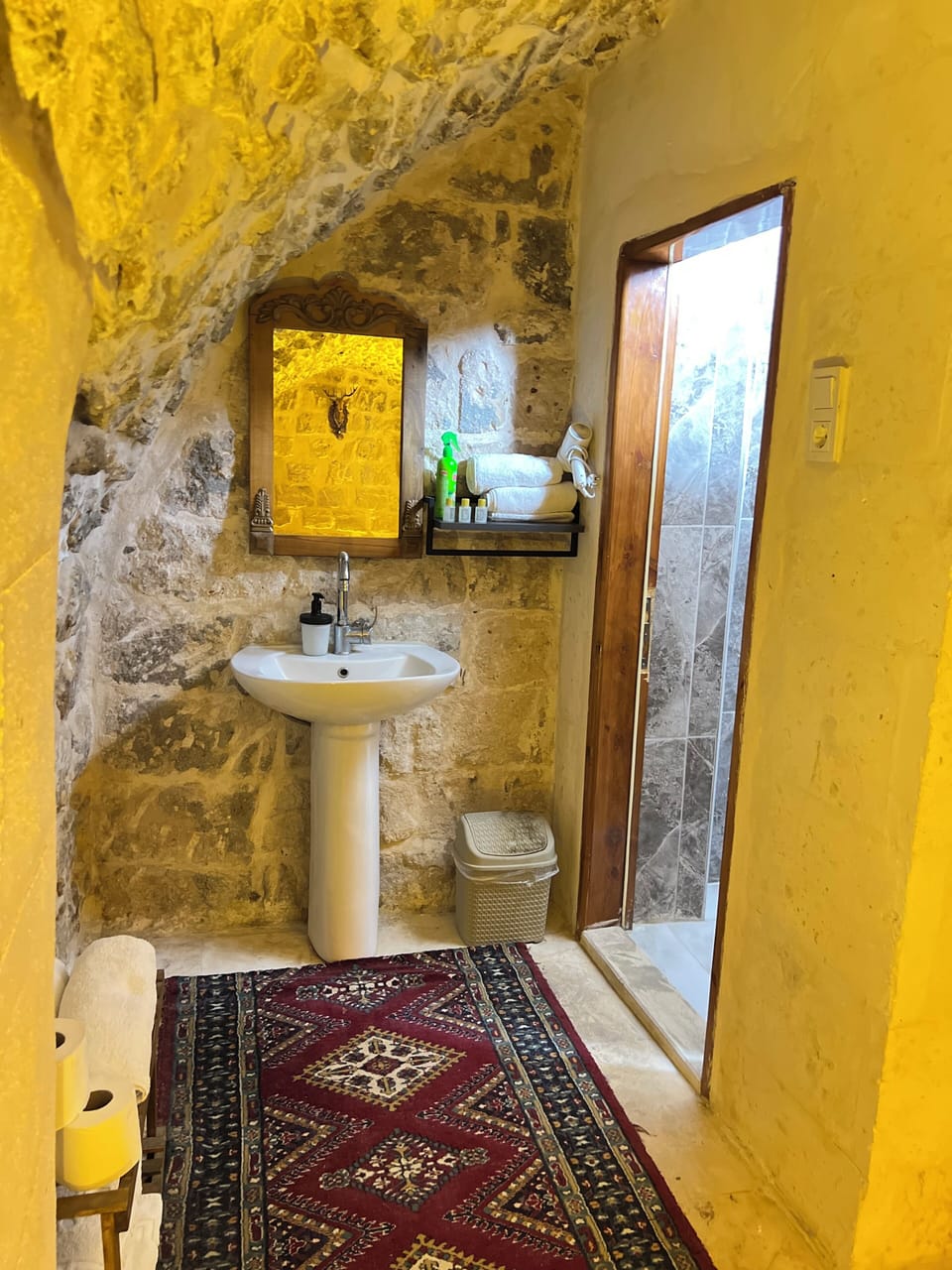 Family Room | Bathroom | Shower, free toiletries, bathrobes, slippers