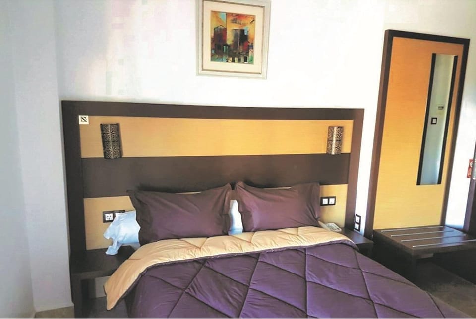 Minibar, desk, blackout drapes, WiFi (free)