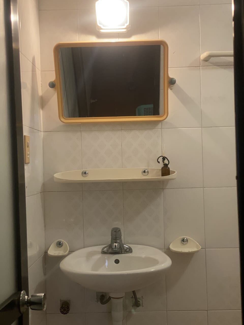 Combined shower/tub, deep soaking tub, rainfall showerhead