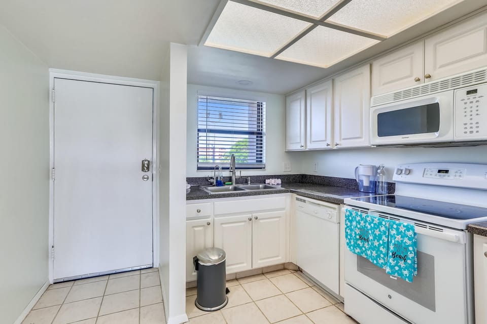 Condo, 1 Queen Bed with Sofa bed (Bayshore Yacht & Tennis 314) | Private kitchen | Oven, toaster