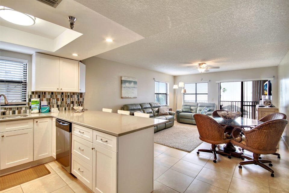 Condo, 1 King Bed (Emerald Isle 101) | Interior