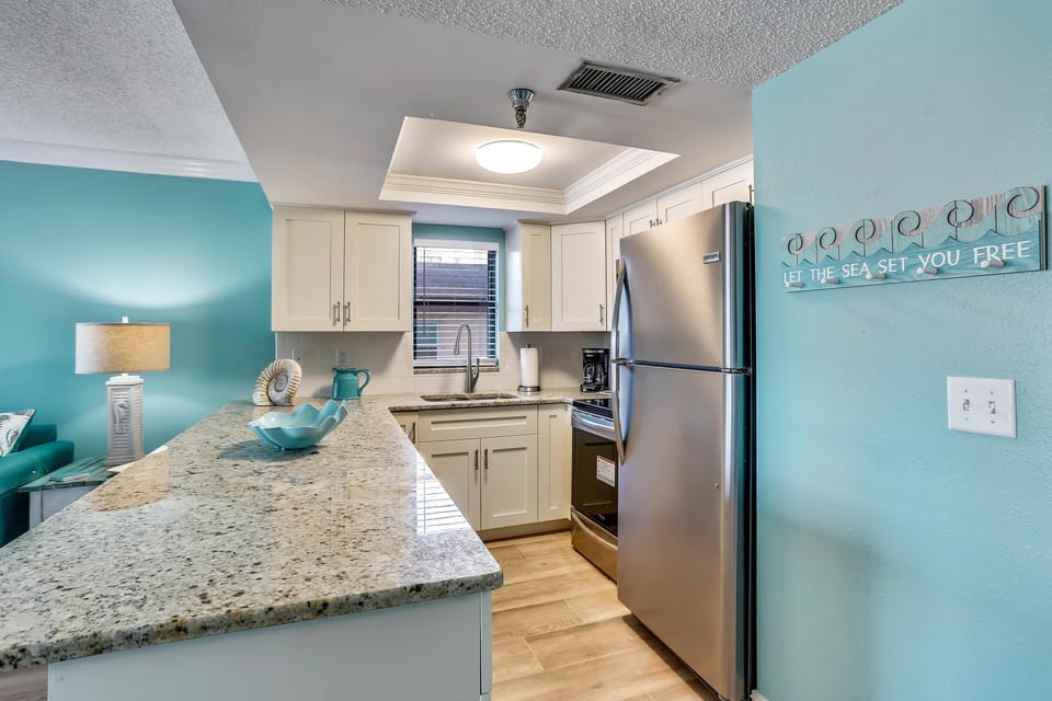Condo, 1 King Bed with Sofa bed (Emerald Isle 104) | Private kitchen | Oven, toaster