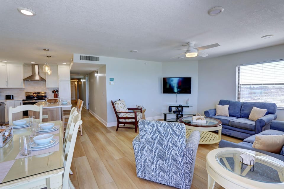 Condo, 2 Queen Beds (Emerald Isle 502 - Premier) | Living area | TV