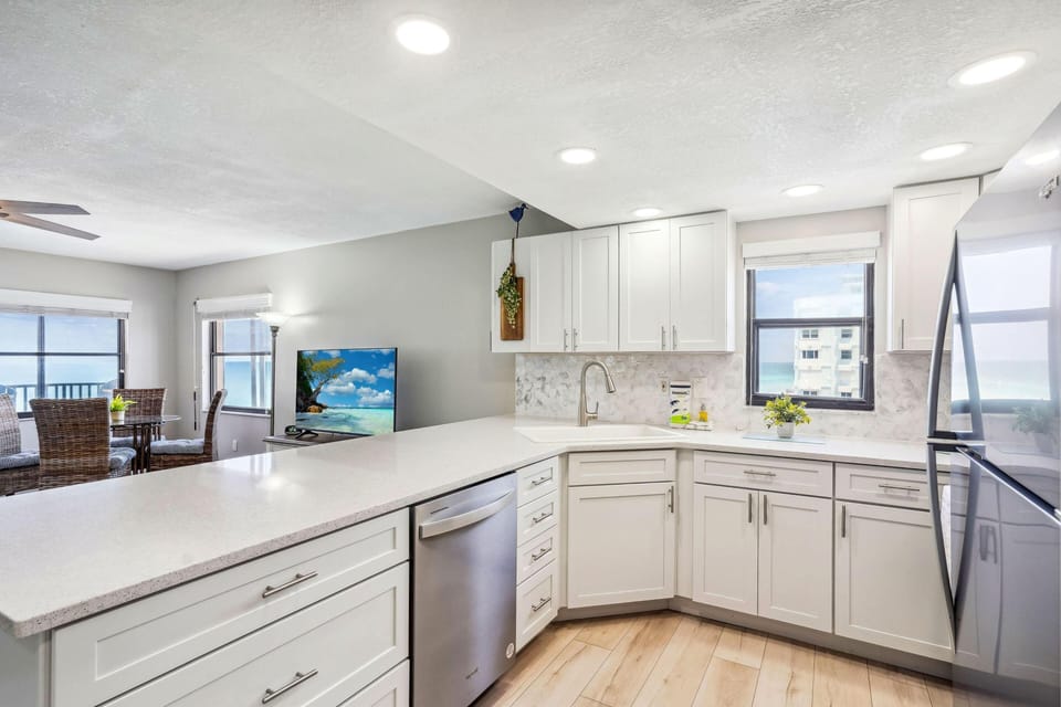 Condo, 1 King Bed (Emerald Isle 604) | Private kitchen | Oven, toaster