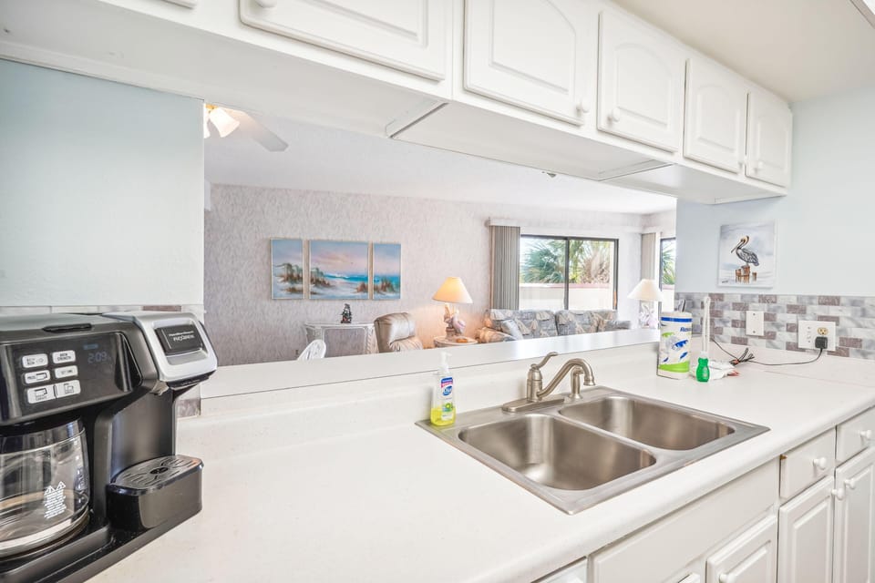 Condo, 1 Queen Bed with Sofa bed (Land's End 1-307 Gulf View) | Private kitchen | Oven, toaster