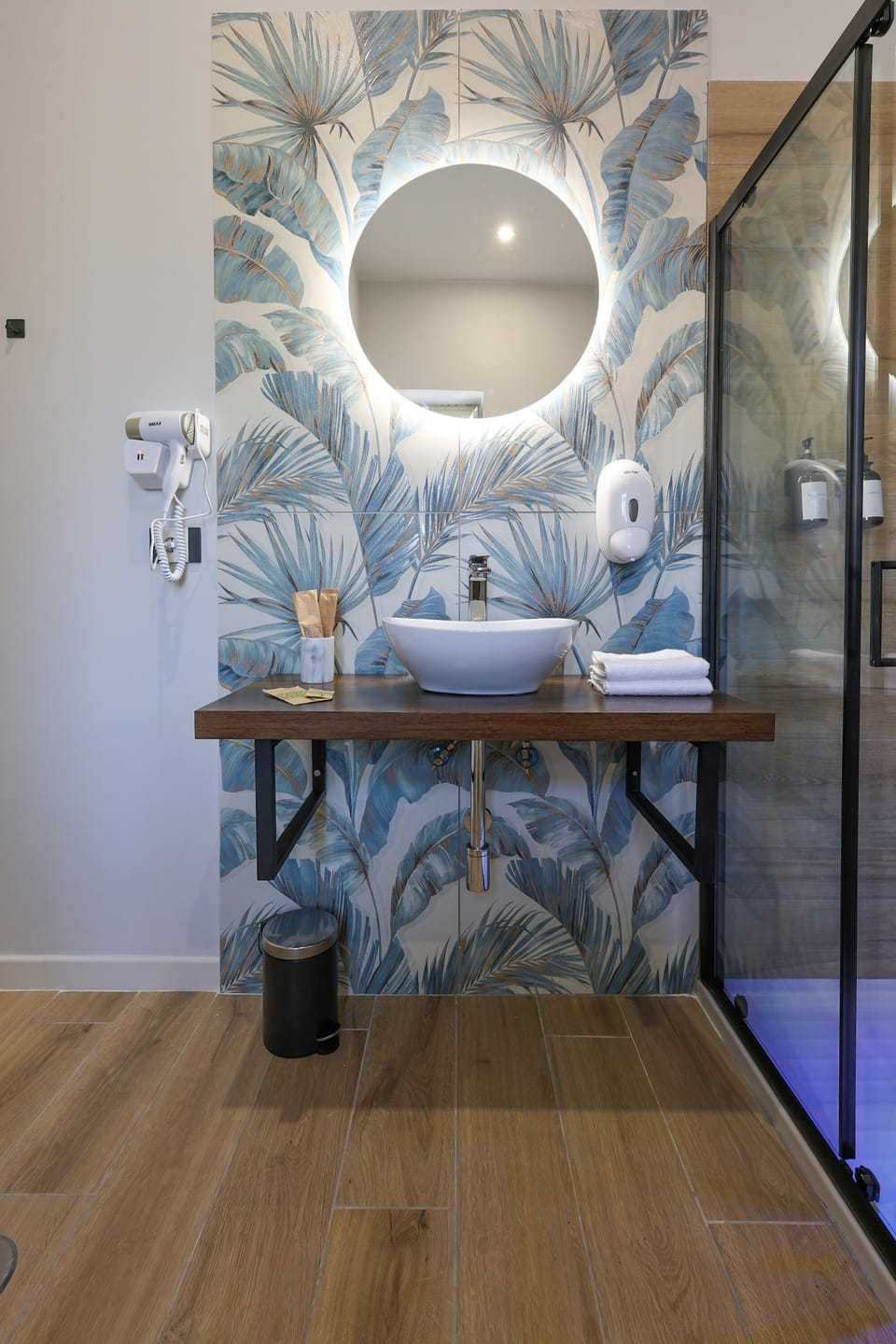Standard Double Room, Private Bathroom | Bathroom | Shower, rainfall showerhead, designer toiletries, hair dryer