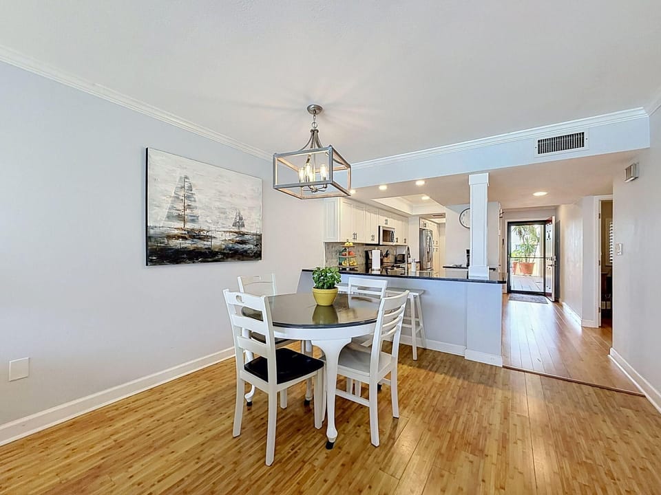 Condo, Multiple Beds (Land's End 5-204 Gulf-Bay Front - Pre) | Dining