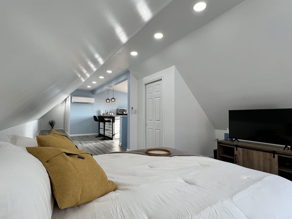 Comfort Duplex | 1 bedroom, premium bedding, iron/ironing board, free WiFi