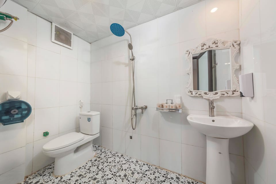 Rainfall showerhead, free toiletries, hair dryer, slippers