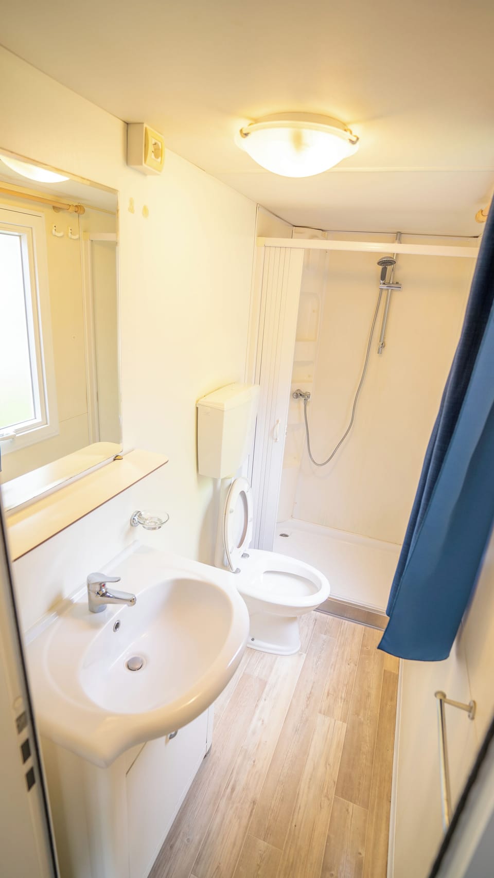 Standard Mobile Home | Bathroom | Shower, rainfall showerhead