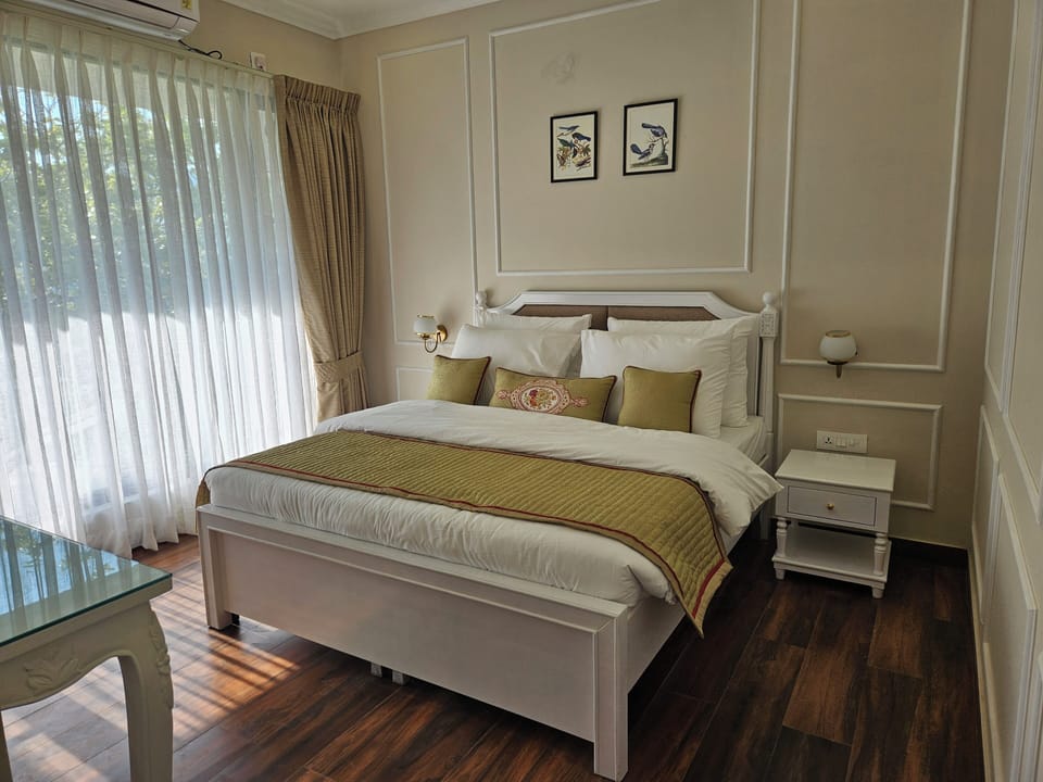 Luxury Suite | Free WiFi, bed sheets