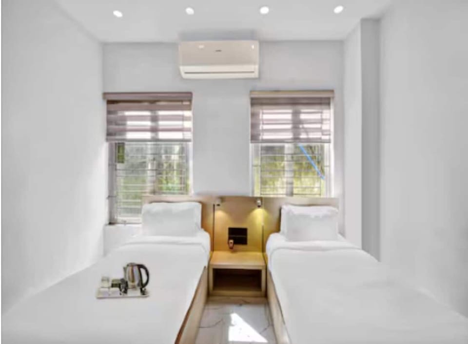 Superior Room | Desk, bed sheets