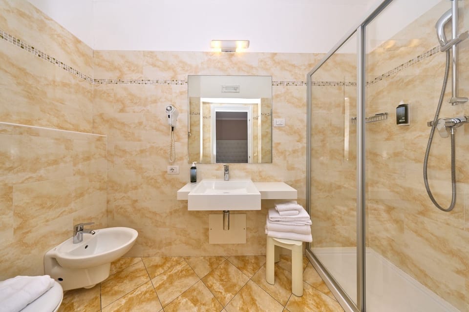 Superior Room, Lake View | Bathroom | Shower, rainfall showerhead, free toiletries, hair dryer