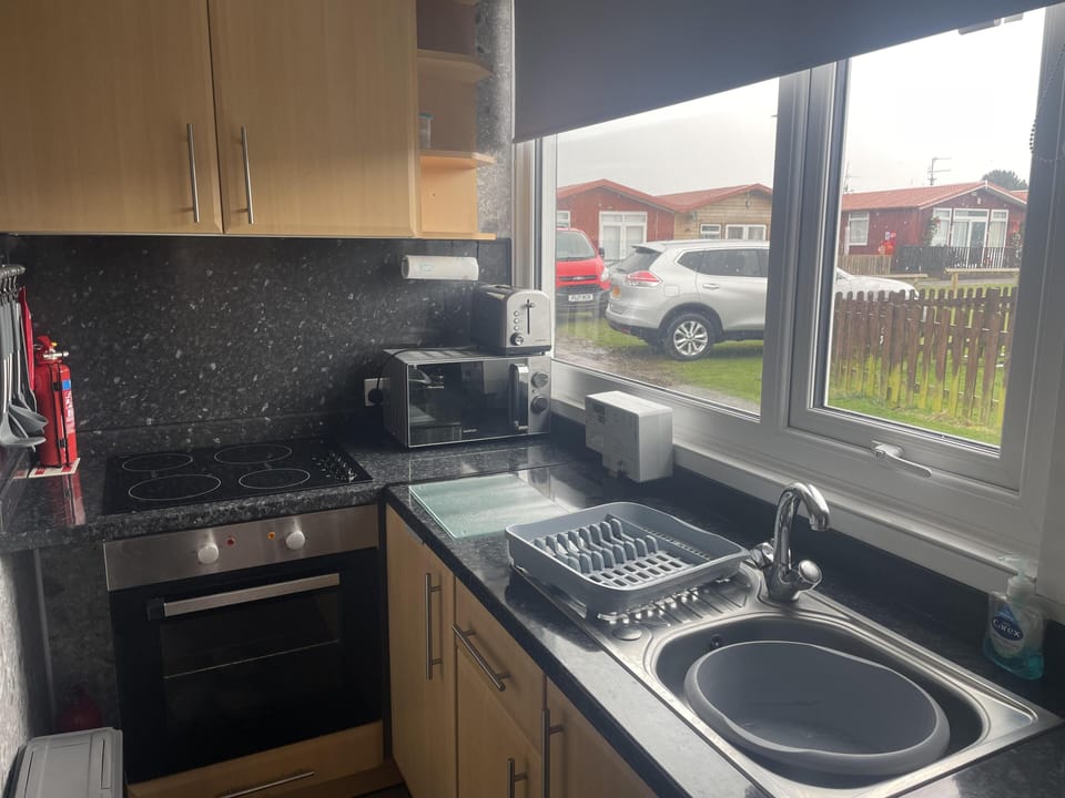 Chalet | Private kitchen | Fridge, microwave, oven, stovetop