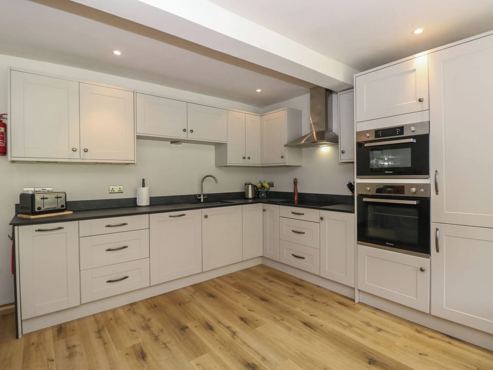 Cottage | Private kitchen | Fridge, dishwasher, toaster, cookware/dishes/utensils