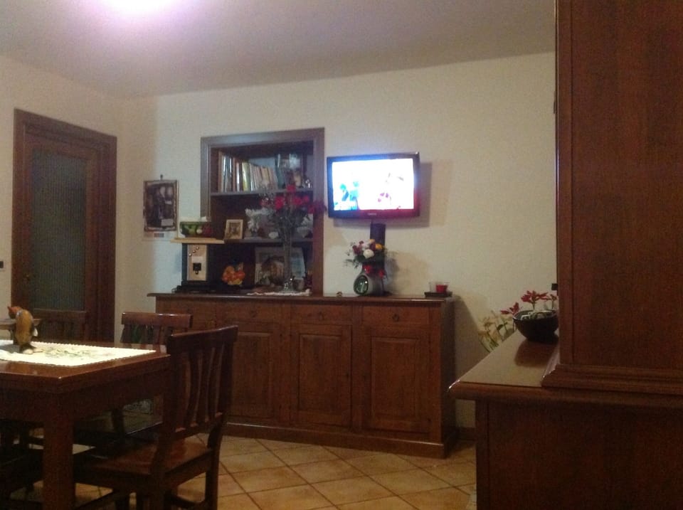 32-inch flat-screen TV with cable channels, TV