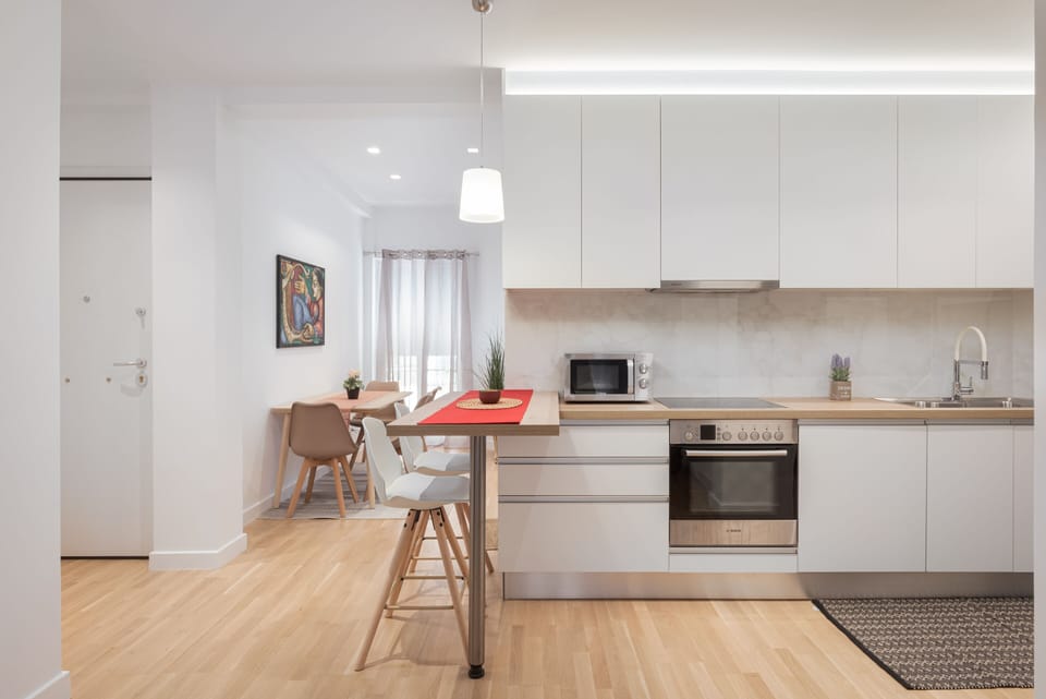 Premier Apartment, 3 Bedrooms, Non Smoking, Hill View | Private kitchen | Fridge, microwave, oven, stovetop