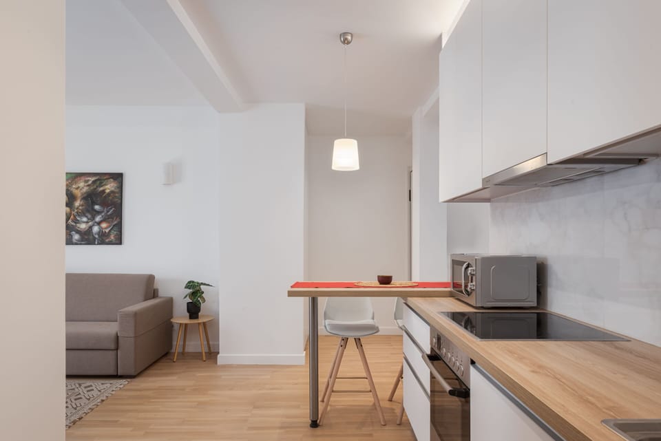 Premier Apartment, 3 Bedrooms, Non Smoking, Hill View | Private kitchen | Fridge, microwave, oven, stovetop