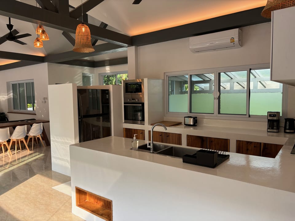 Comfort Villa | Private kitchen | Full-size fridge, microwave, oven, stovetop