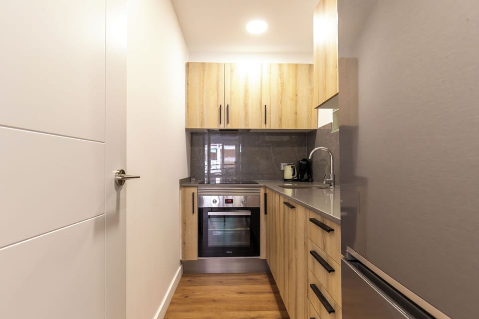 Full-size fridge, microwave, oven, stovetop