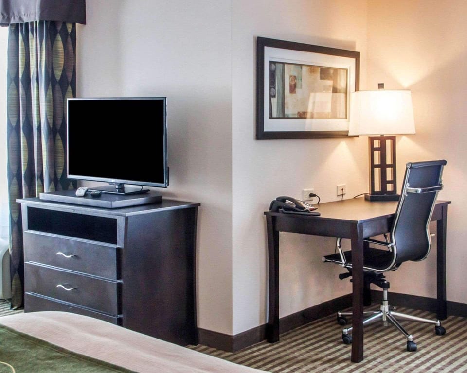 Suite, Non Smoking | Desk, iron/ironing board, cribs (free), WiFi (free)