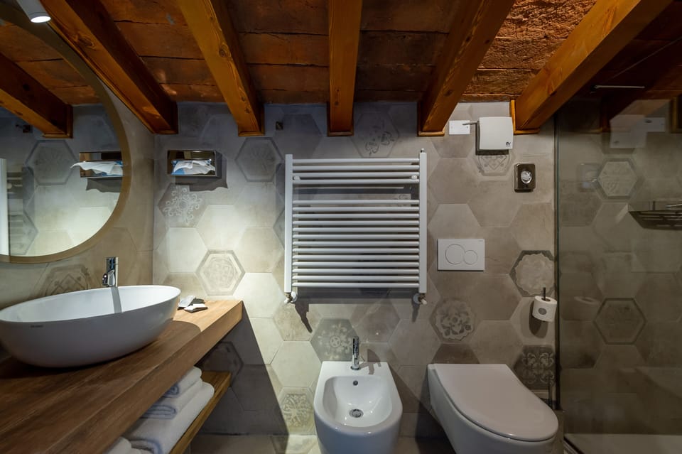 Shower, free toiletries, hair dryer, bidet
