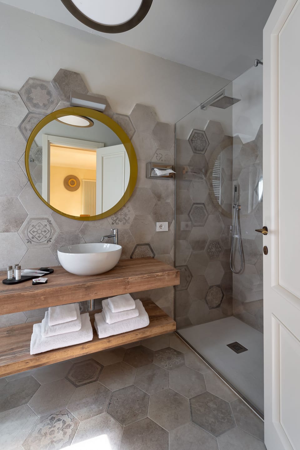 Shower, free toiletries, hair dryer, bidet