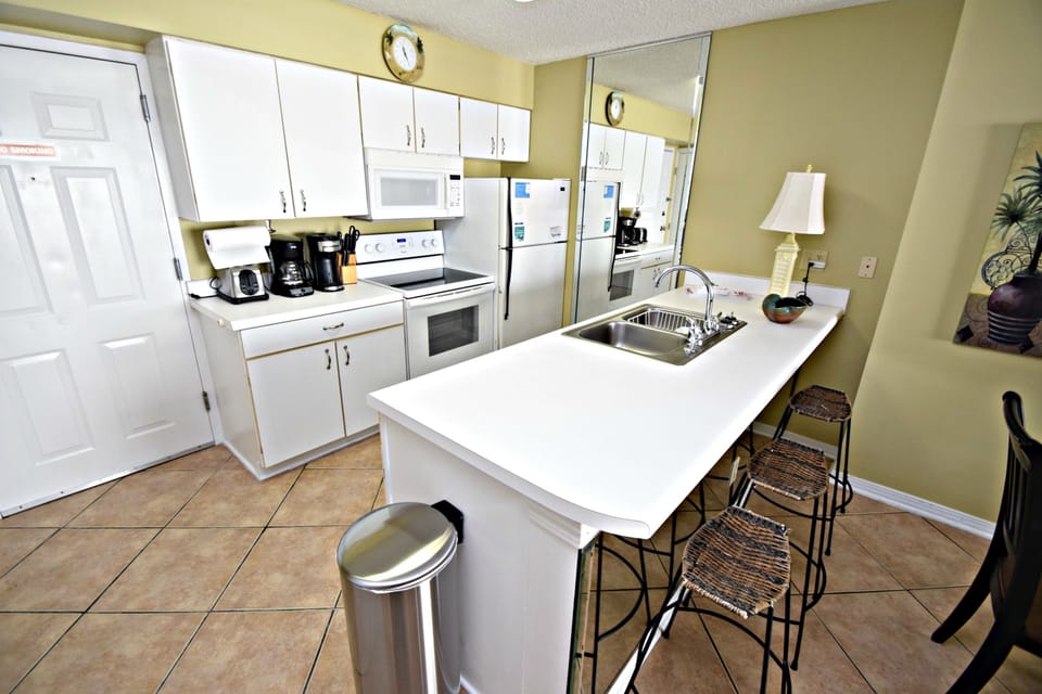 Condo, Multiple Beds, Balcony, Ocean View (Harbour Place 512) | Private kitchen