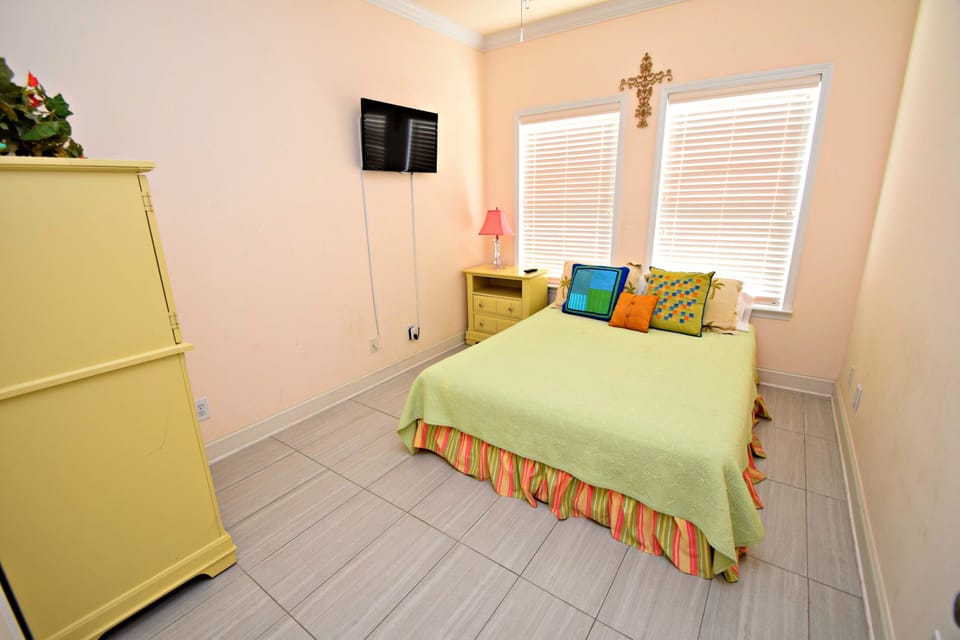 Condo, Multiple Beds, Balcony, Pool View (Spinnaker Pointe 1B) | 3 bedrooms, individually decorated, individually furnished, bed sheets