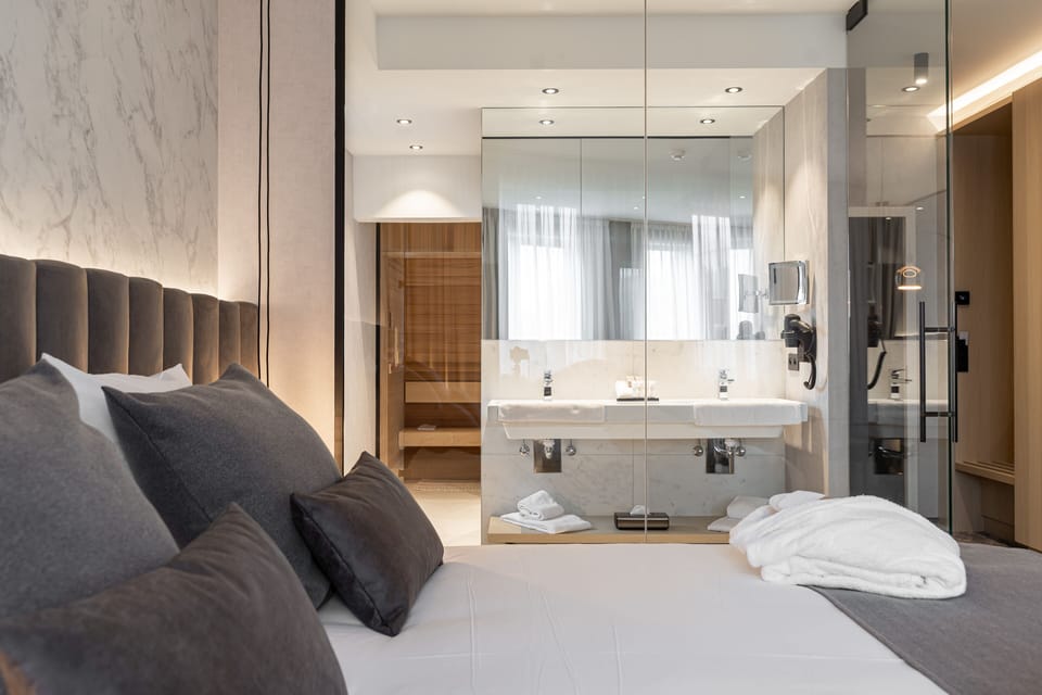 Executive Suite | Premium bedding, free minibar, in-room safe, desk