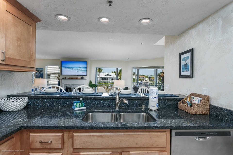 Condo (Siesta Bayside with Bay/Dock Views) | Private kitchen