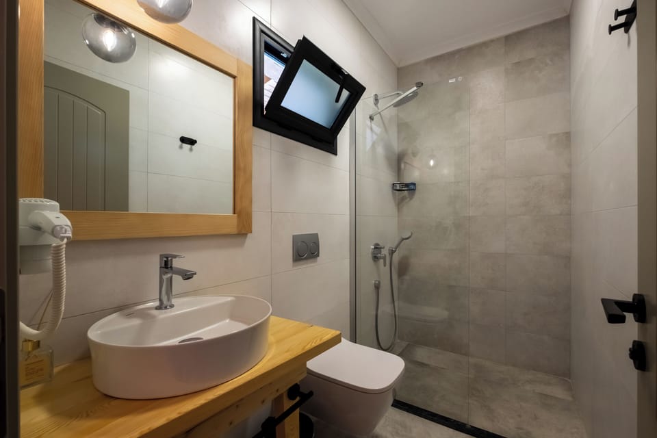 Shower, rainfall showerhead, free toiletries, hair dryer