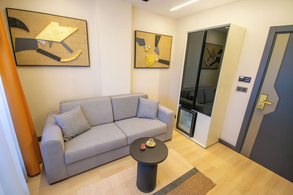 Junior Room | In-room safe, desk, laptop workspace, soundproofing