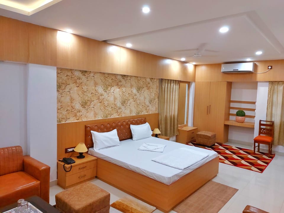 Luxury Suite | Pillowtop beds, in-room safe, desk, laptop workspace