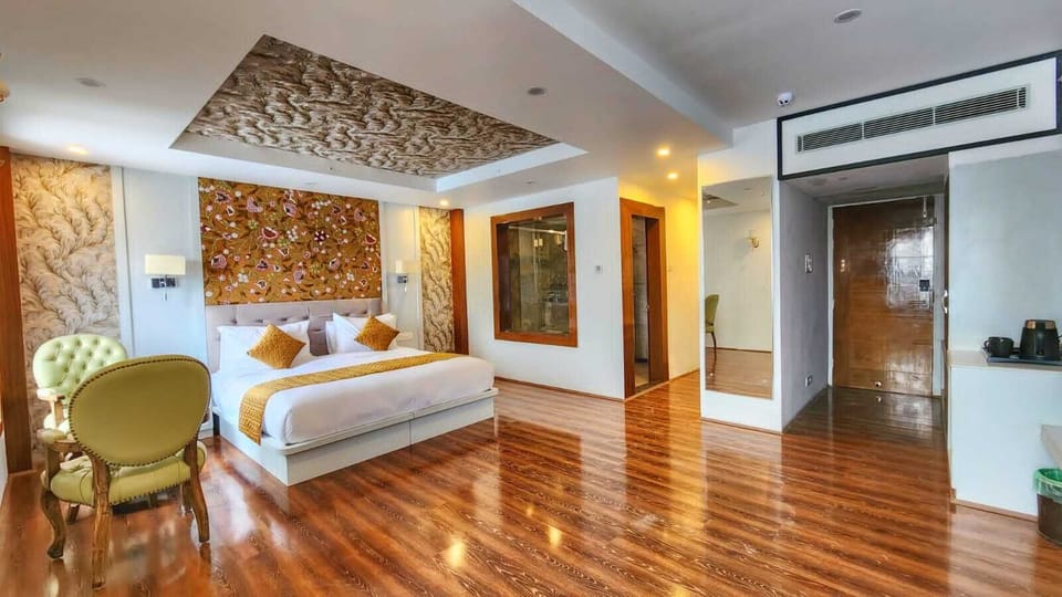 Deluxe Room | In-room safe, individually decorated, individually furnished, desk