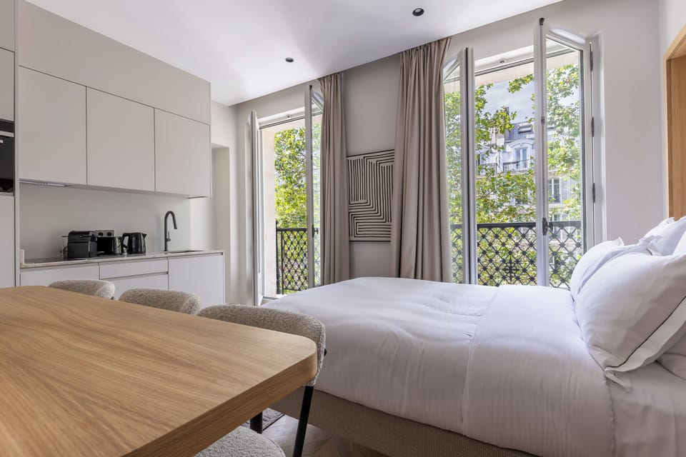 Deluxe Studio, 1 Queen Bed, Non Smoking, Kitchenette | Hypo-allergenic bedding available, in-room safe, laptop workspace