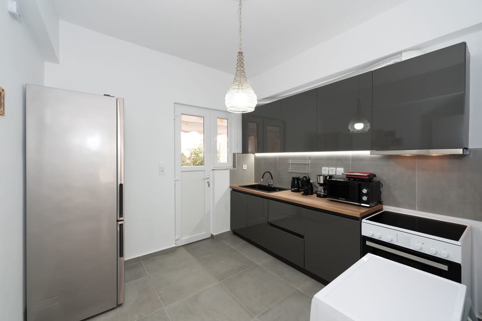 Superior Apartment | Private kitchen | Fridge, microwave, oven, stovetop