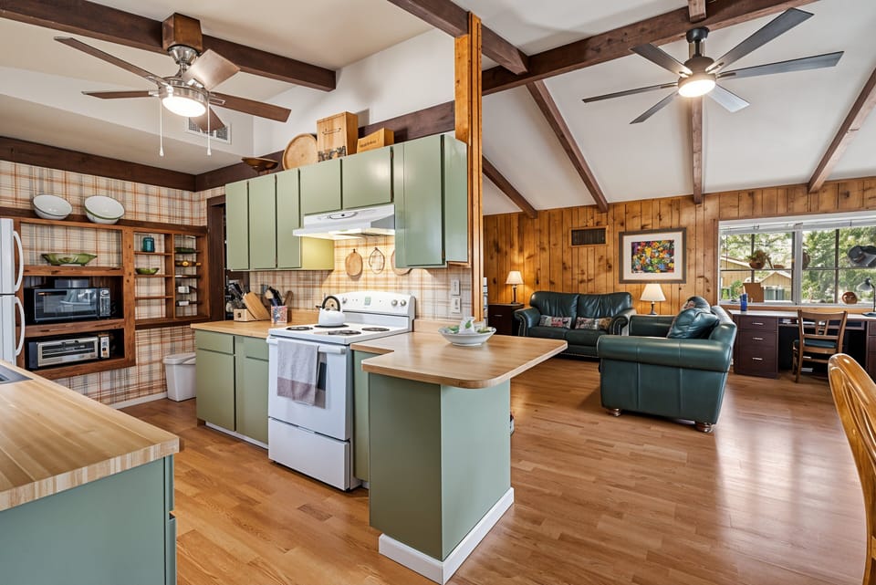 House, 4 Bedrooms | Private kitchen | Oven, coffee/tea maker, electric kettle