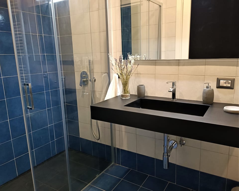 Superior Room, City View | Bathroom | Shower, rainfall showerhead, hair dryer, slippers