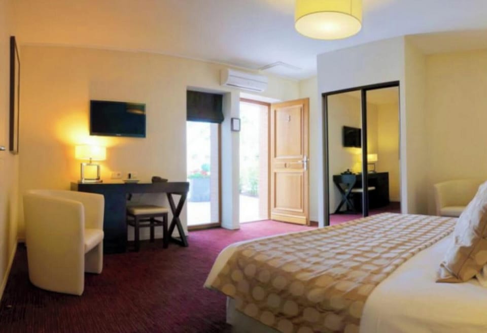 Superior Double or Twin Room, Bathtub | Premium bedding, minibar, in-room safe, desk