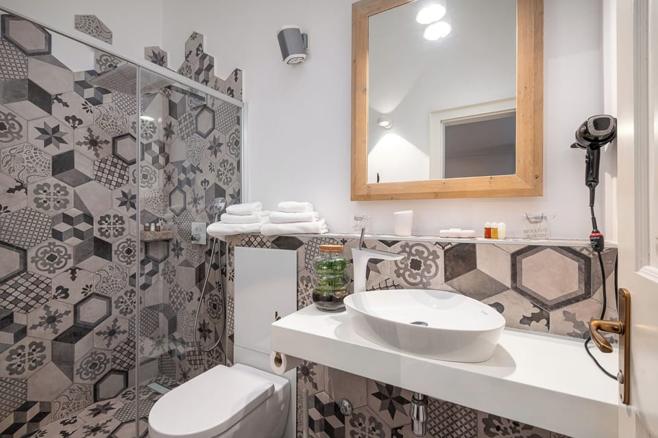 Deluxe Quadruple Room | Bathroom | Hair dryer