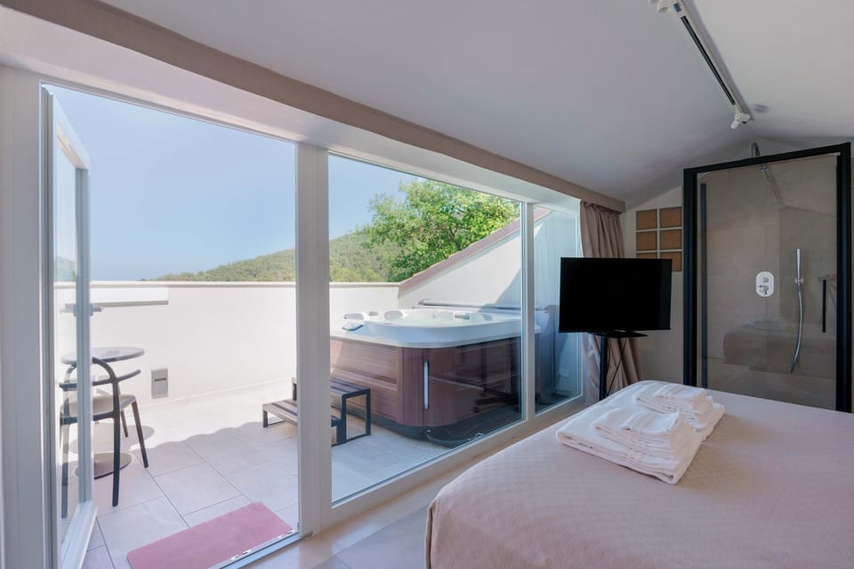 Honeymoon Suite | Premium bedding, memory foam beds, minibar, in-room safe